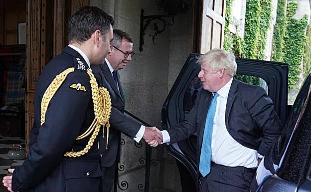 Johnson, a su llegada a Balmoral, donde se ha reunido con la reina Isabel II