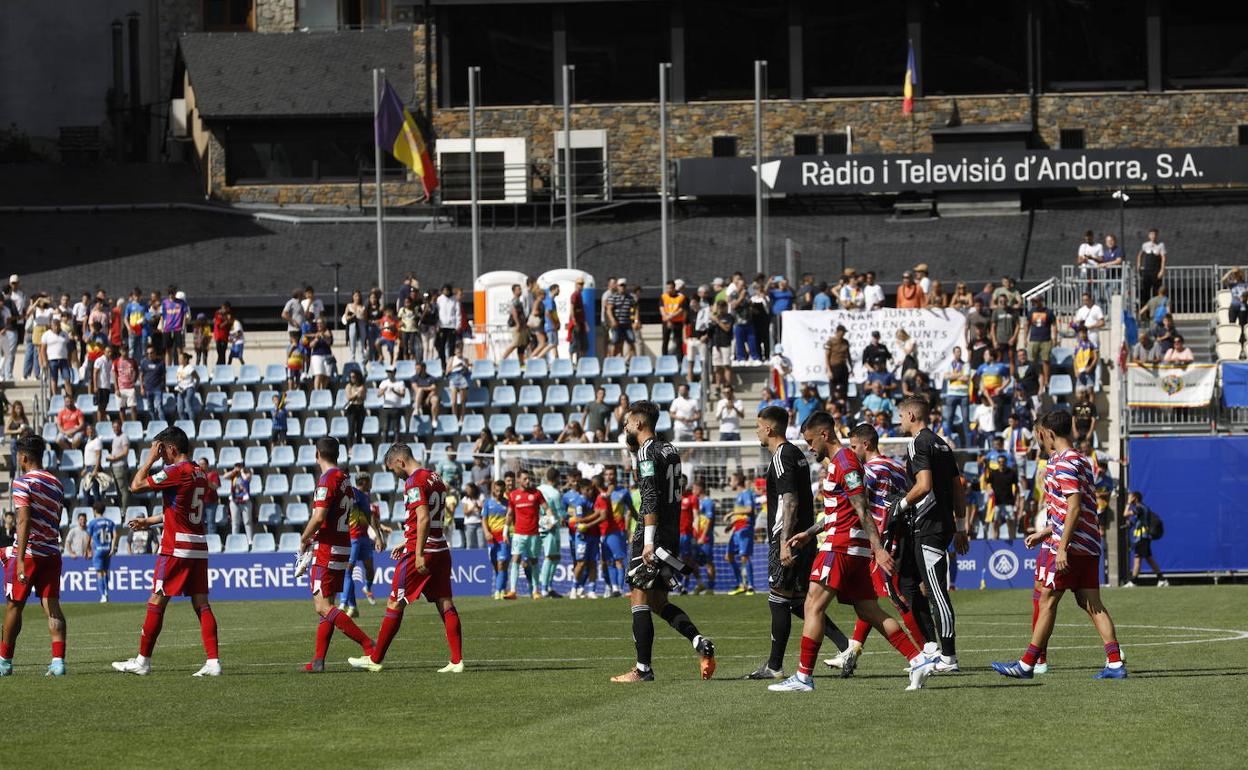 Los jugadores abandonan el terreno de juego, la mayoría con la cabeza gacha. 