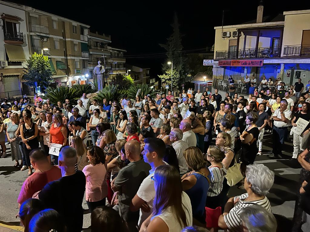 Concentración en recuerdo de Juan Castro Trujillos, en la noche de este lunes en Íllora. 