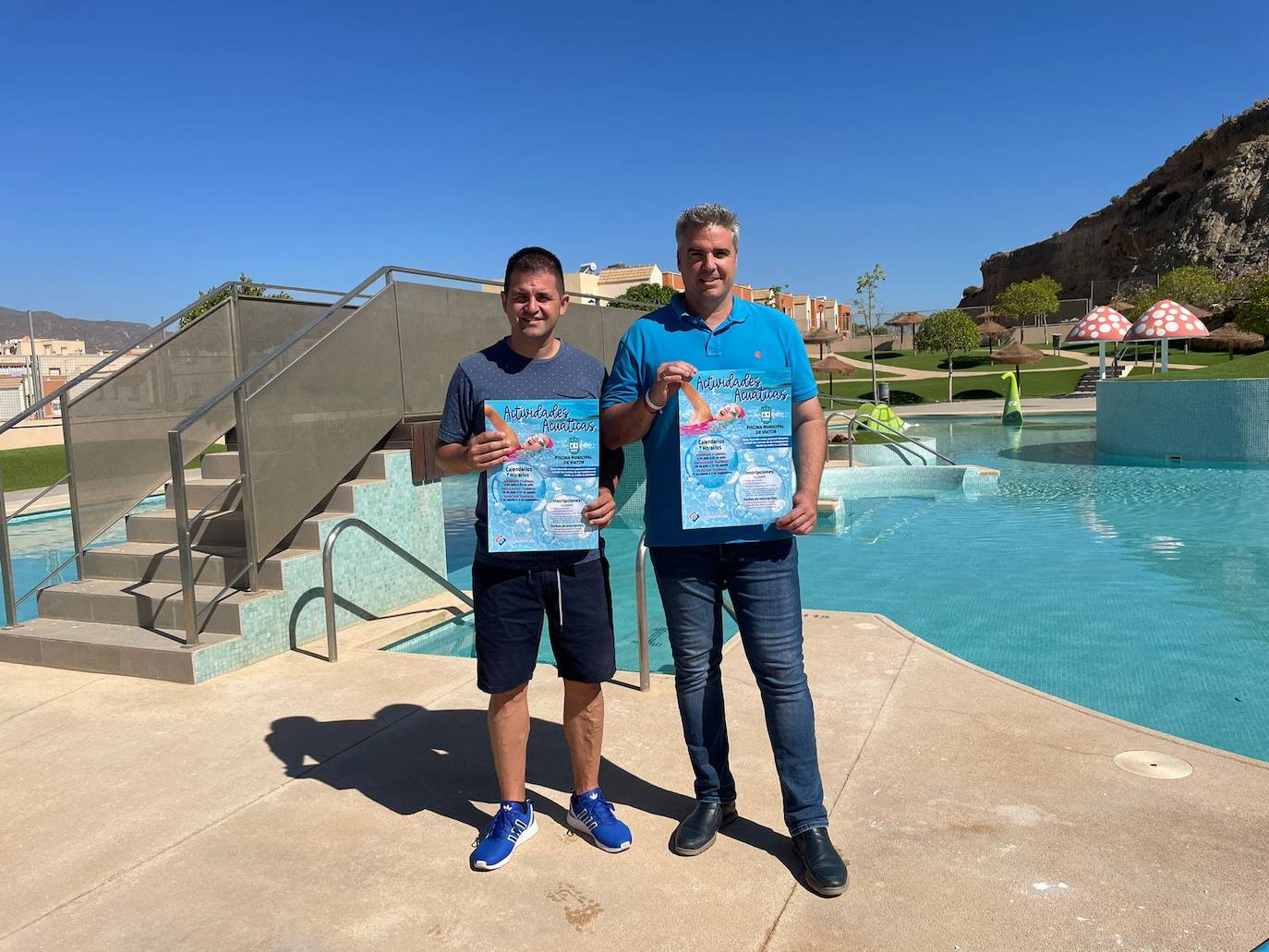 El alcalde, Manuel Jesús Flores, posa en una de las piscinas.