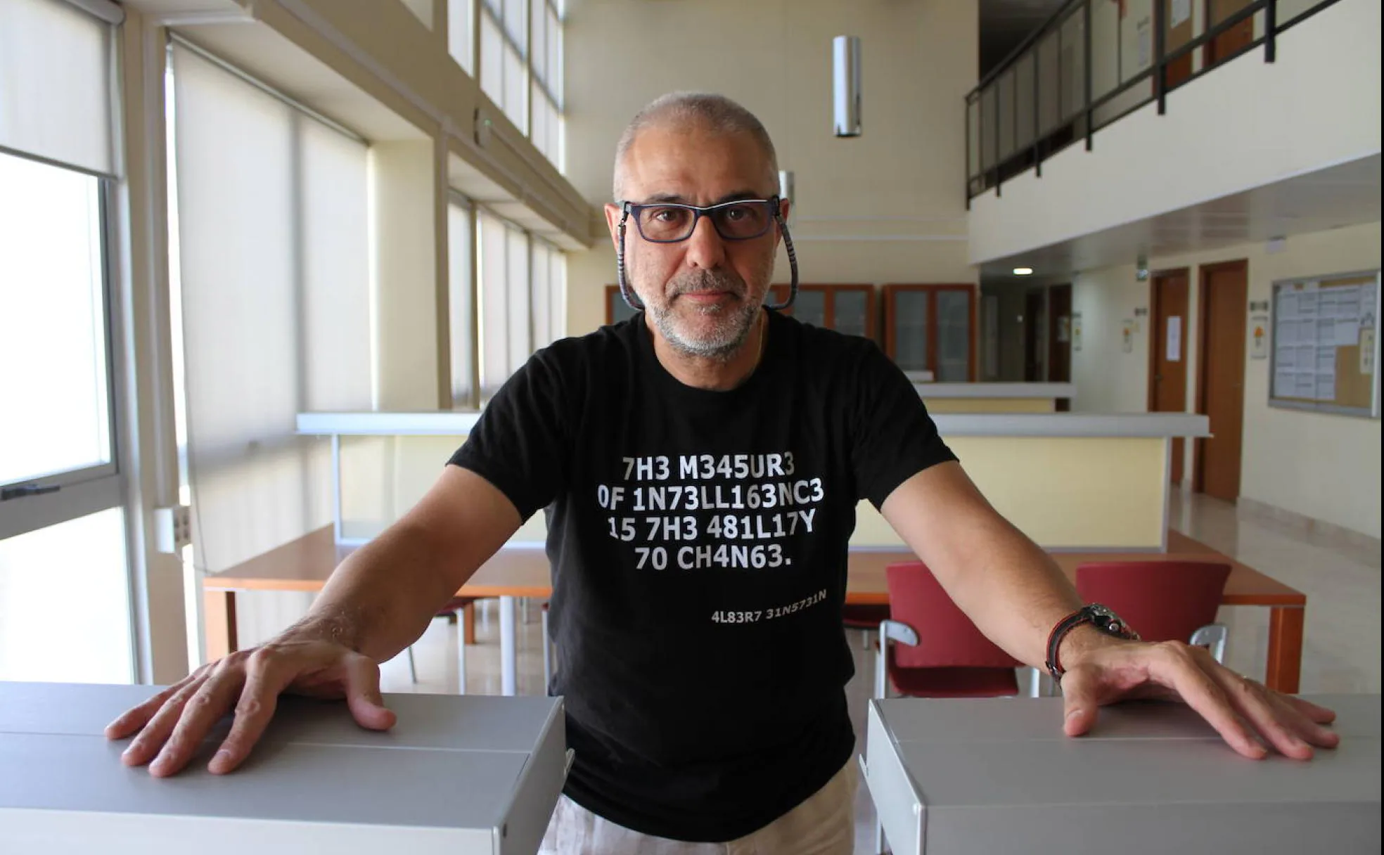 El profesor Eduardo Segura, en una de las aulas de estudio de la Facultad de Filosofía y Letras de la UGR, en Cartuja.