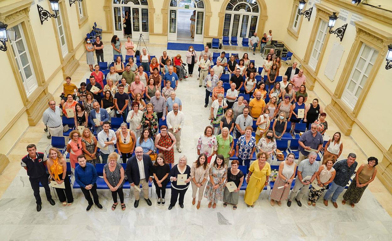 Diputación junto a representantes de las entidades.