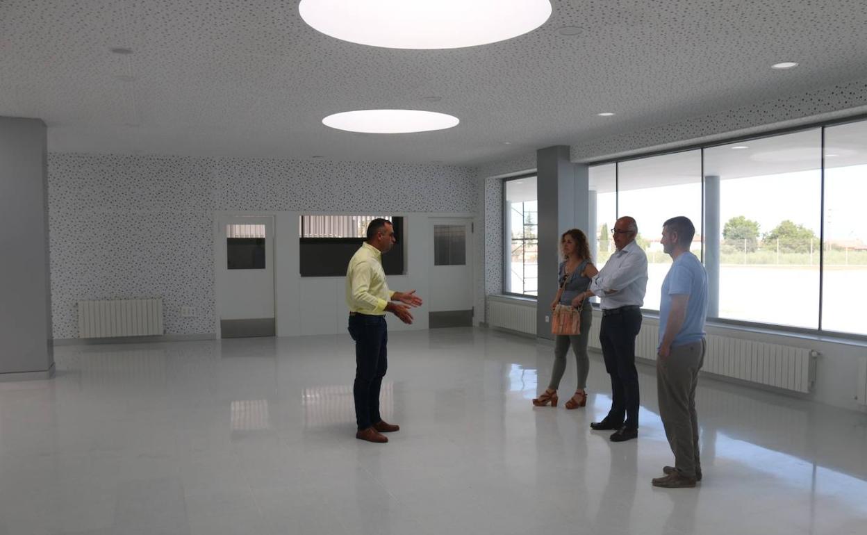 El alcalde de Alhendín en una de las nuevas aulas. 