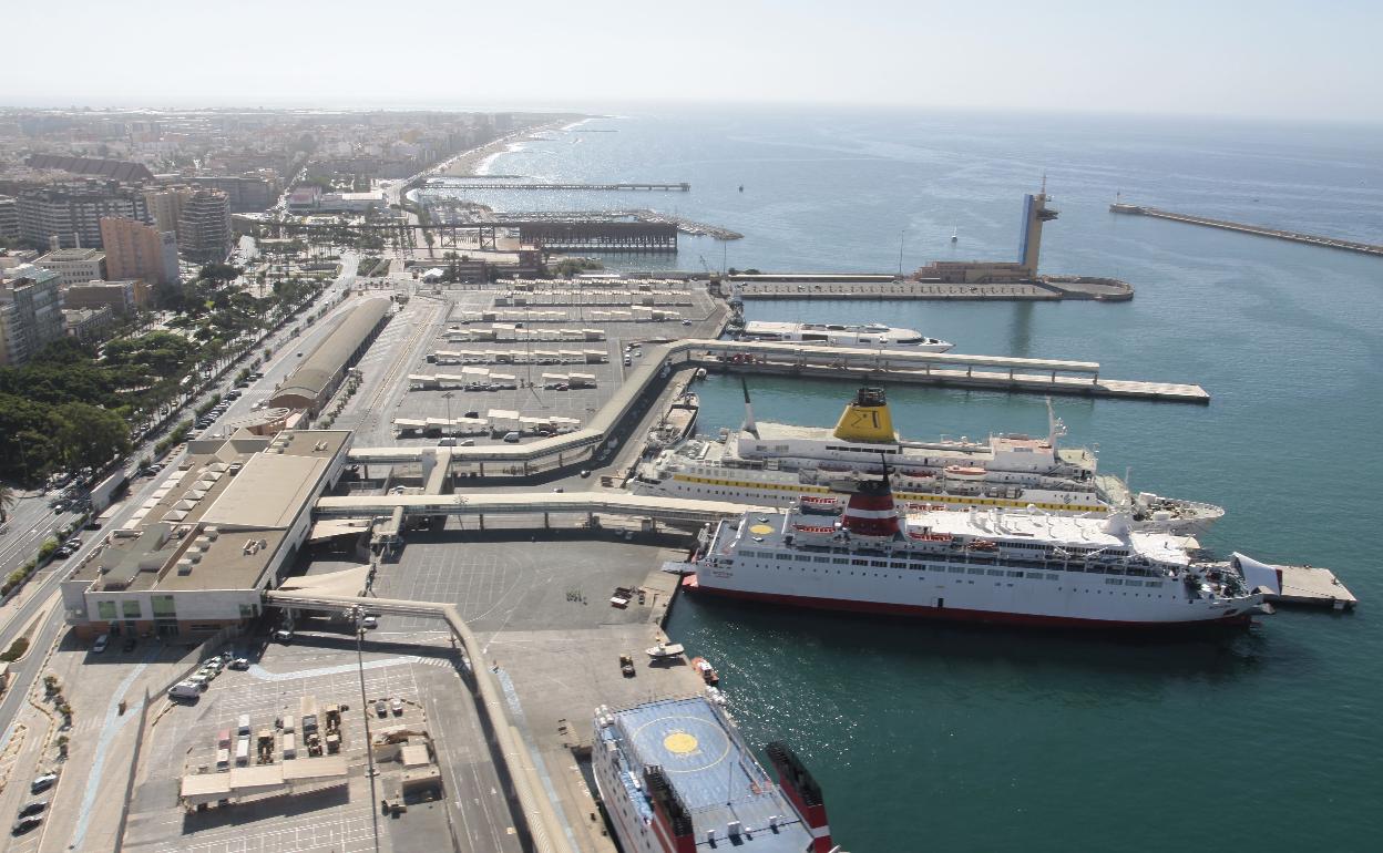 Rescatan a una adolescente tras caer al agua desde un ferri cuando atracaba procedente de Melilla