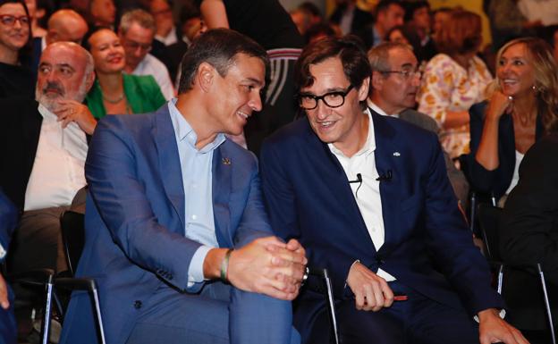 Pedro Sánchez y Salvador Illa, durante la presentación del libro.