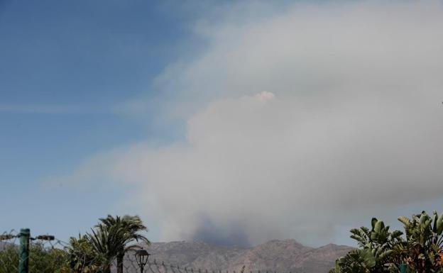 Imagen del incendio de Los Guájares desde Motril.