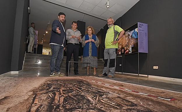La diputada de Cultura y Memoria durante la inauguración de la exposición 'Granada. Tierra con memoria'. 