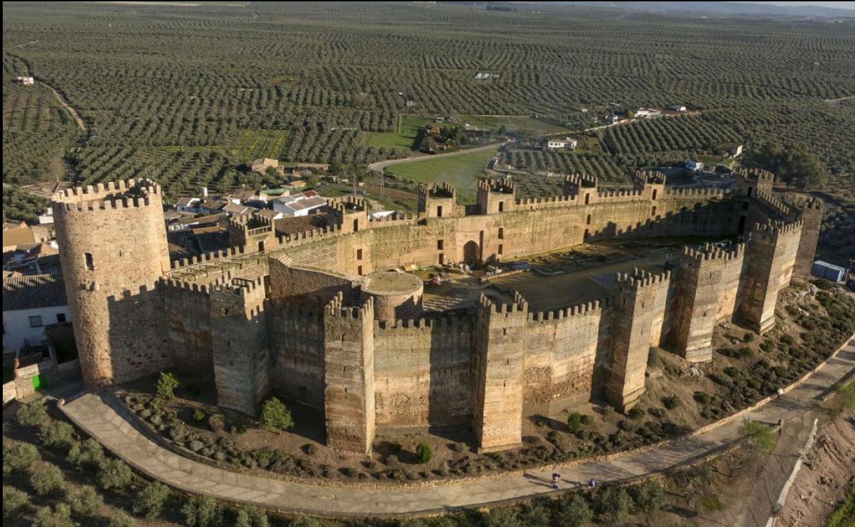 Panorámica del castillo de Baños de la Encina.