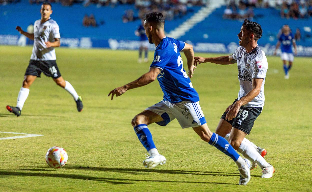 Fran Callejón sorteando la presión de un jugador del Mérida en la primera jornada de liga. 