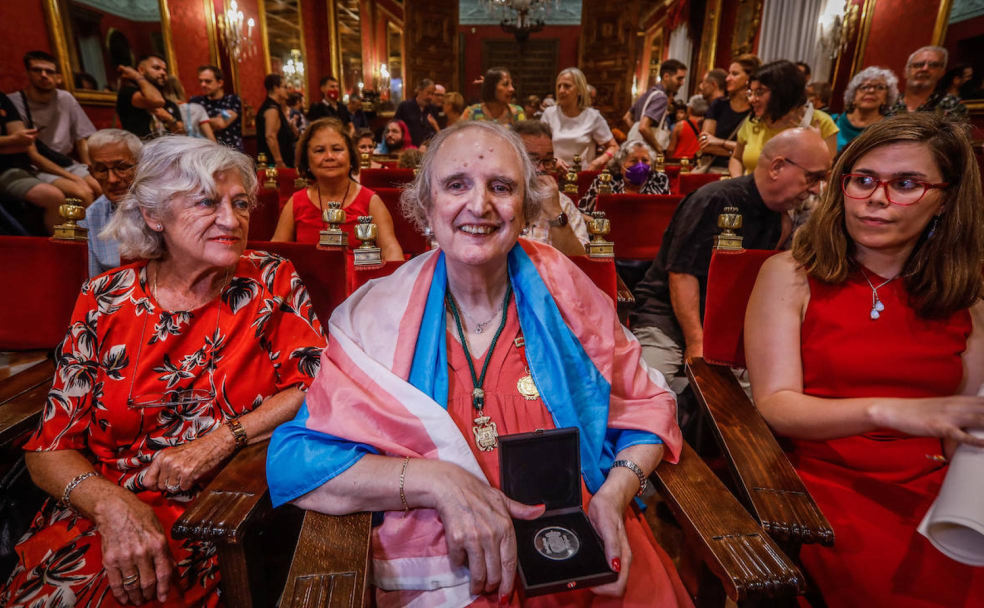 Kim Pérez posa con su medalla en el Ayuntamiento de Granada.