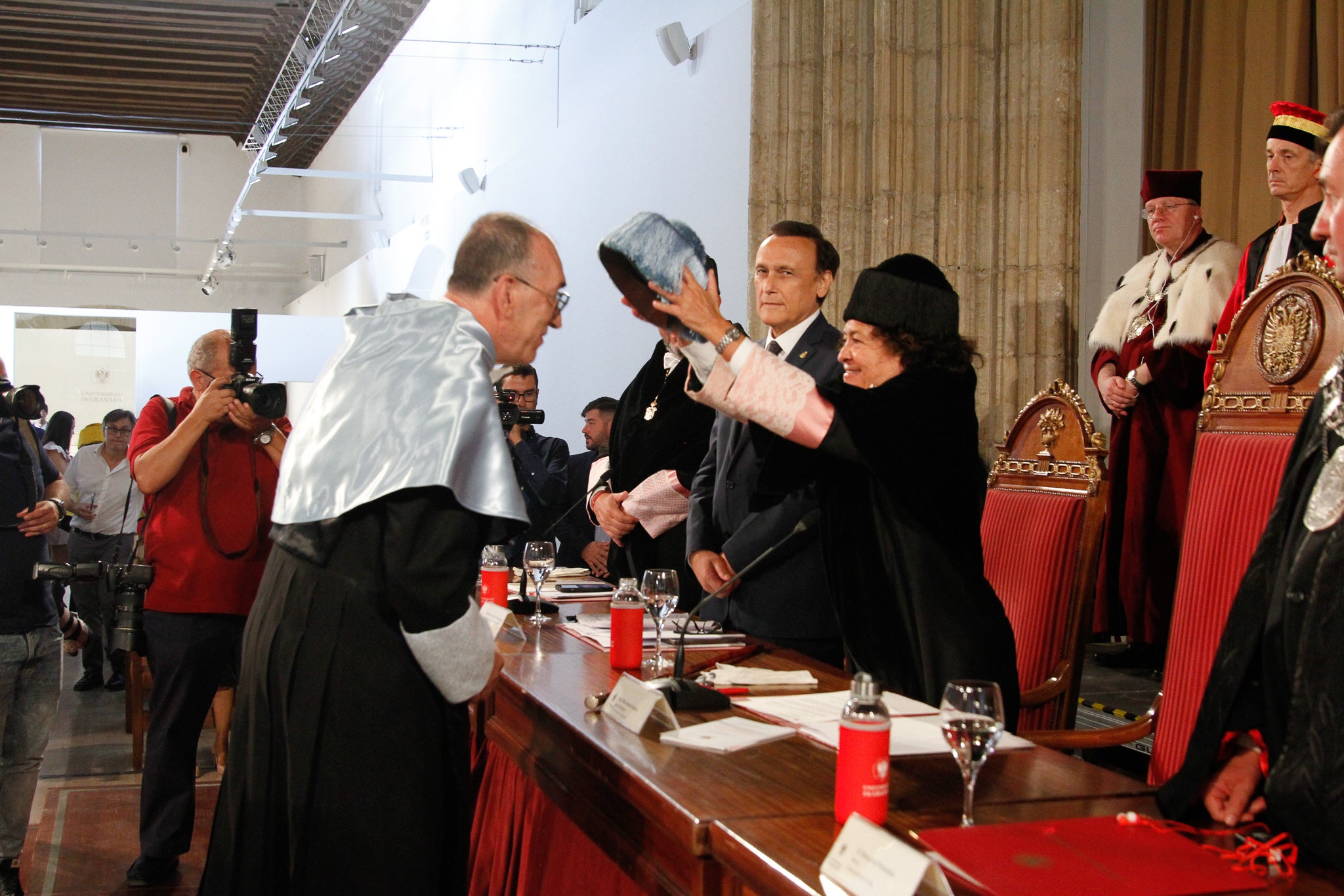 La rectora Pilar Aranda preside su última apertura de curso y recibe una emotiva ovación.