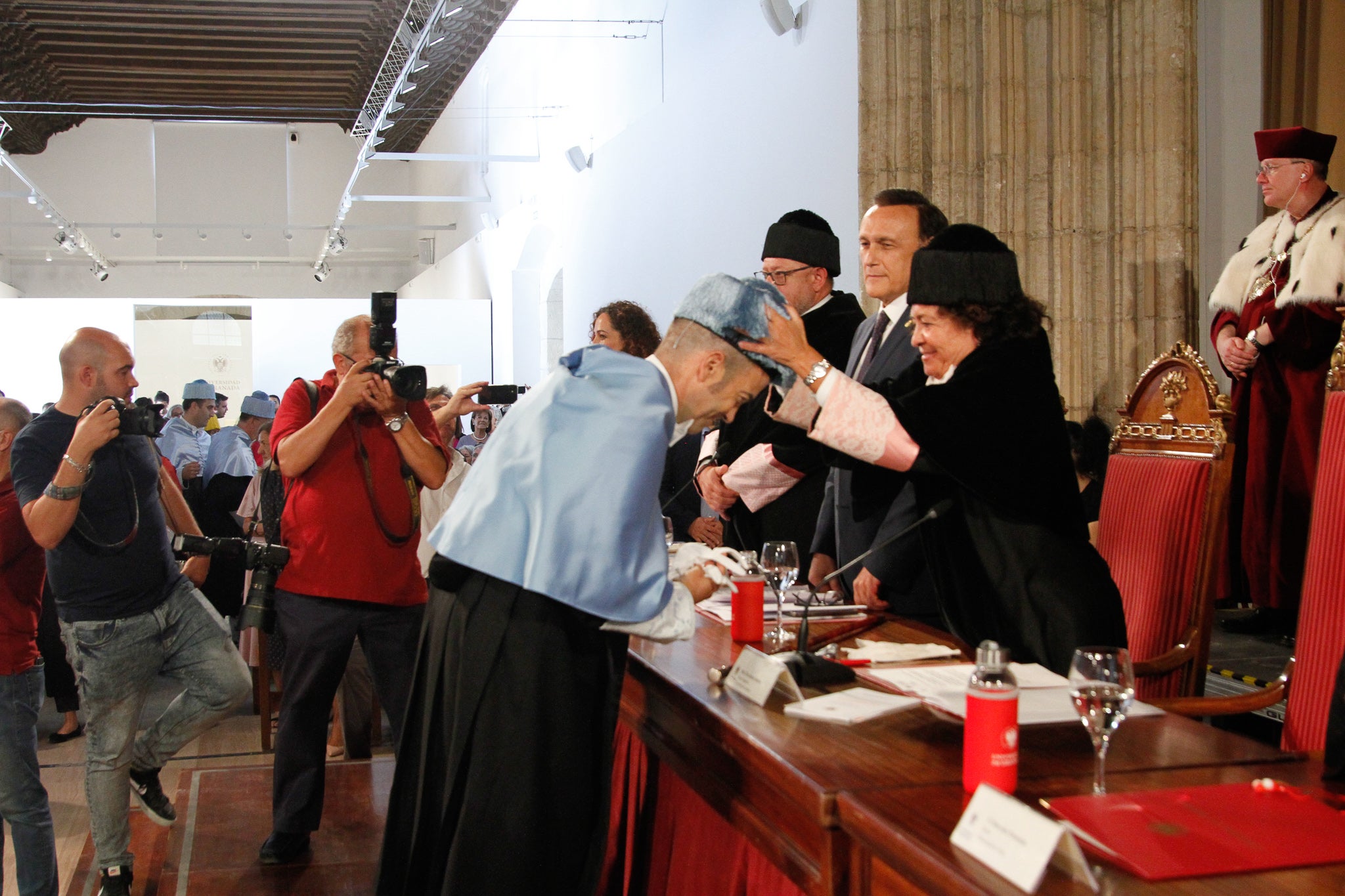 La rectora Pilar Aranda preside su última apertura de curso y recibe una emotiva ovación.