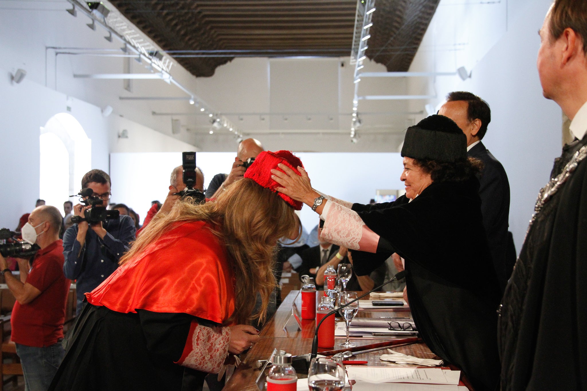 La rectora Pilar Aranda preside su última apertura de curso y recibe una emotiva ovación.