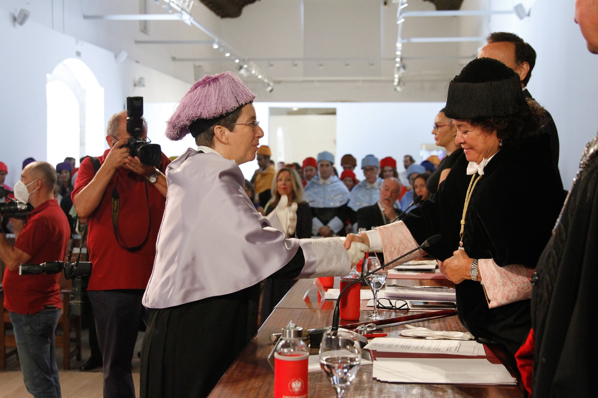 La rectora Pilar Aranda preside su última apertura de curso y recibe una emotiva ovación.