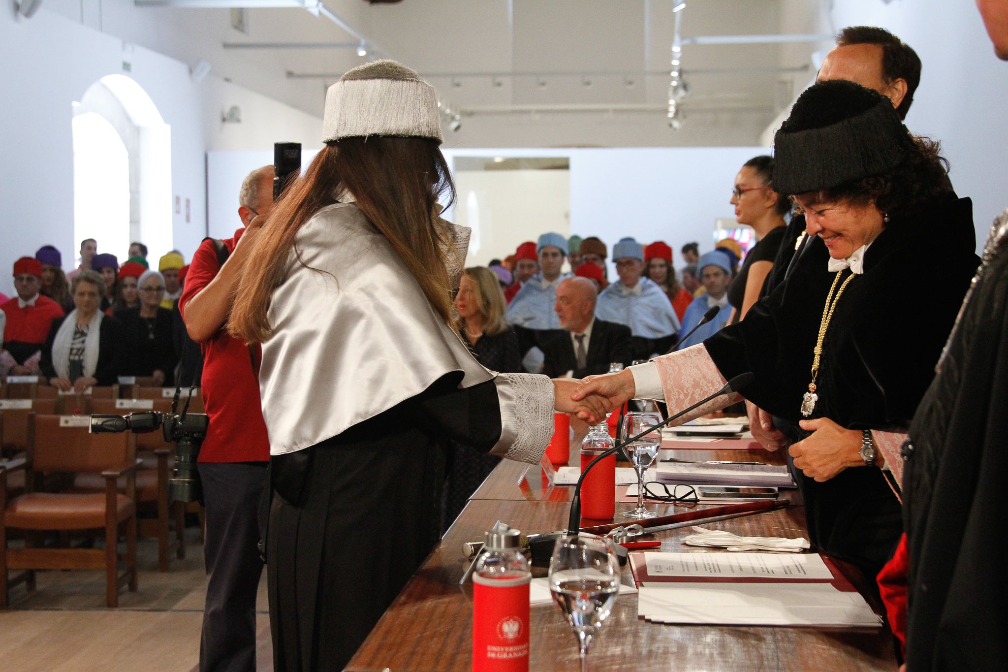 La rectora Pilar Aranda preside su última apertura de curso y recibe una emotiva ovación.