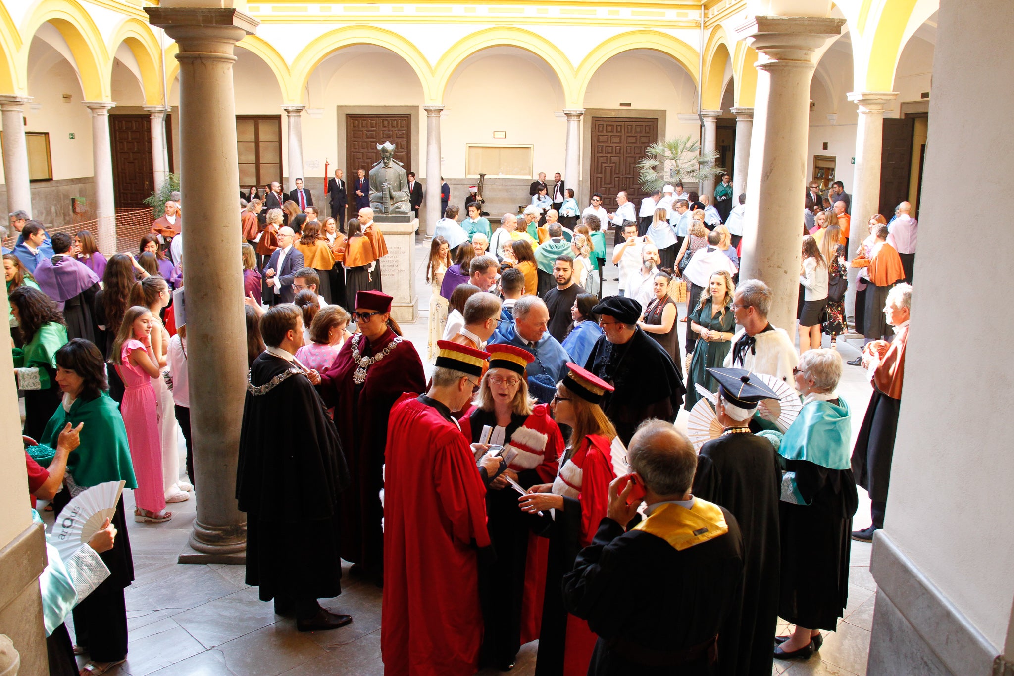 La rectora Pilar Aranda preside su última apertura de curso y recibe una emotiva ovación.