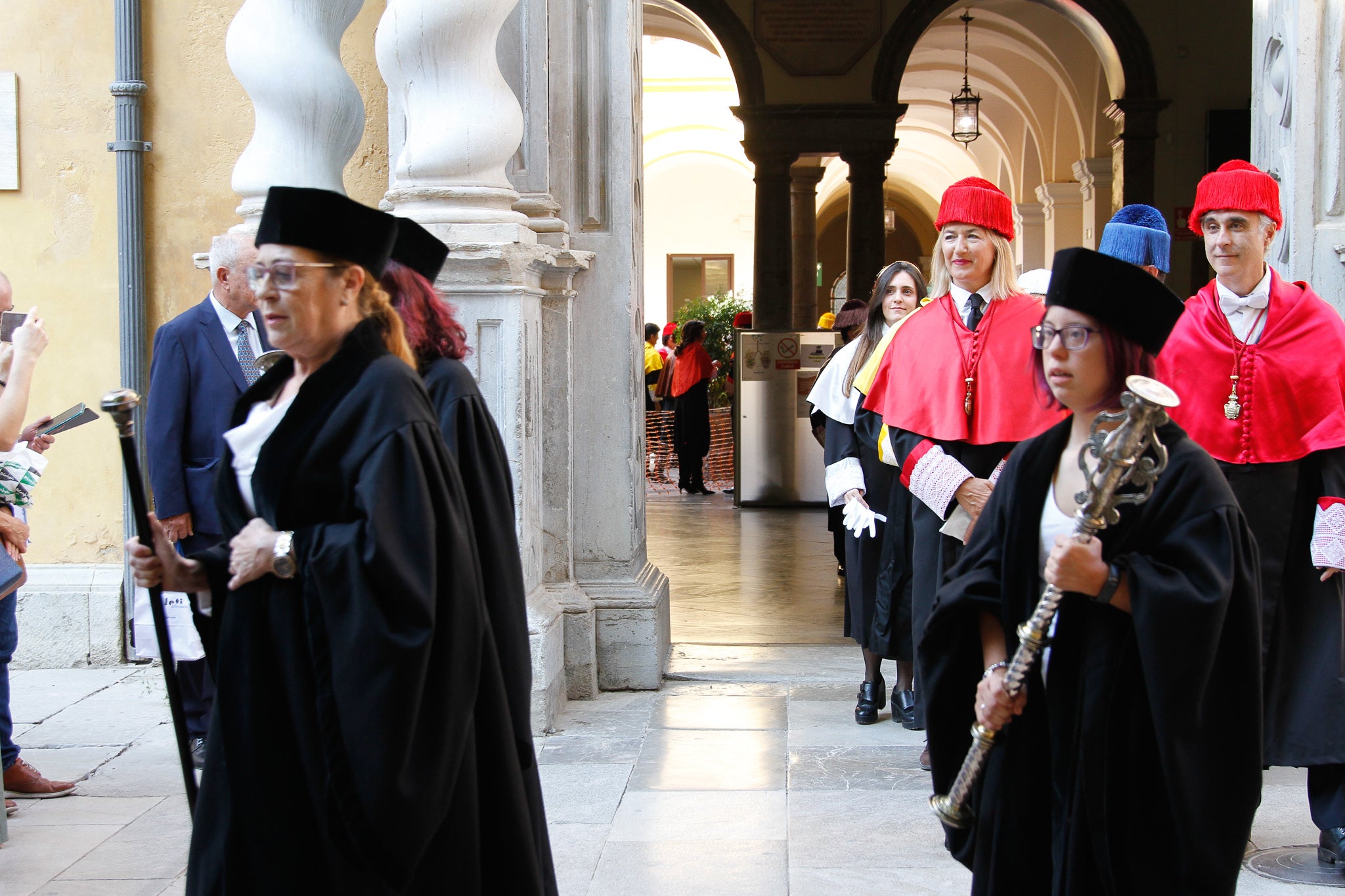 La rectora Pilar Aranda preside su última apertura de curso y recibe una emotiva ovación.