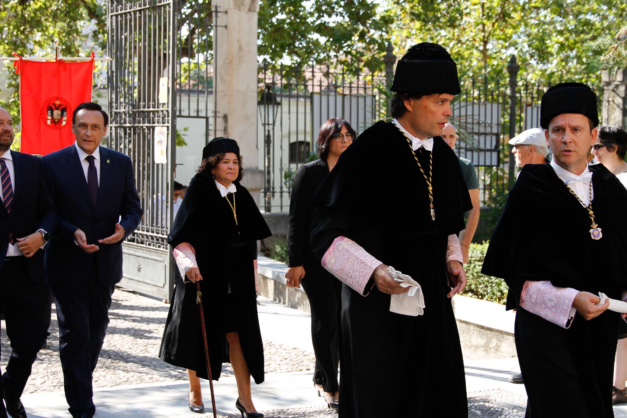 La rectora Pilar Aranda preside su última apertura de curso y recibe una emotiva ovación.