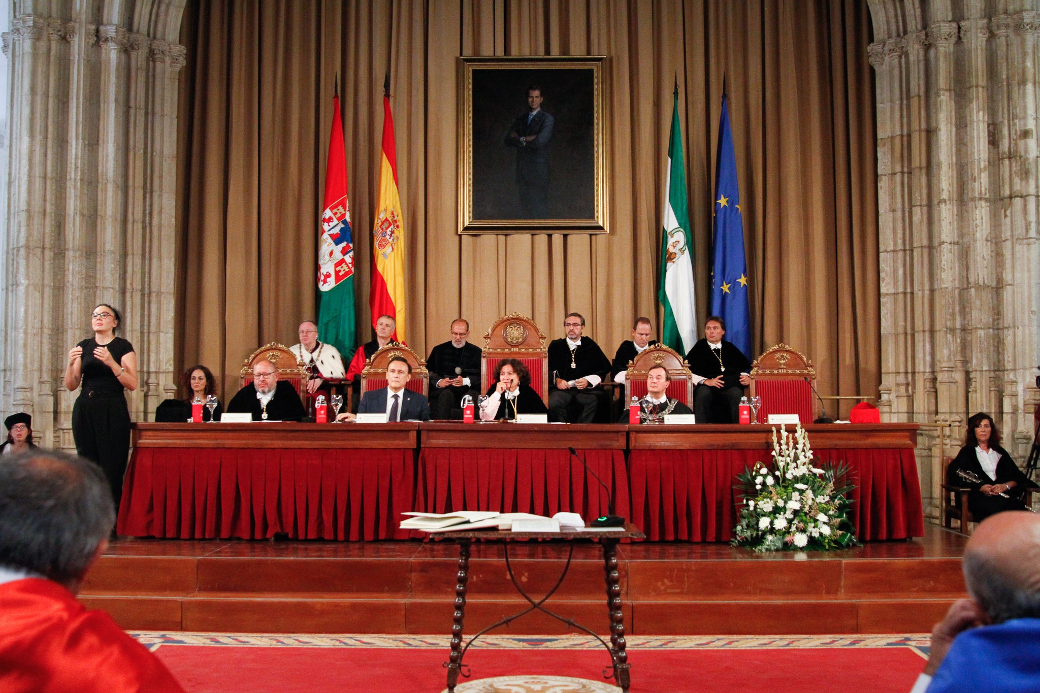 La rectora Pilar Aranda preside su última apertura de curso y recibe una emotiva ovación.