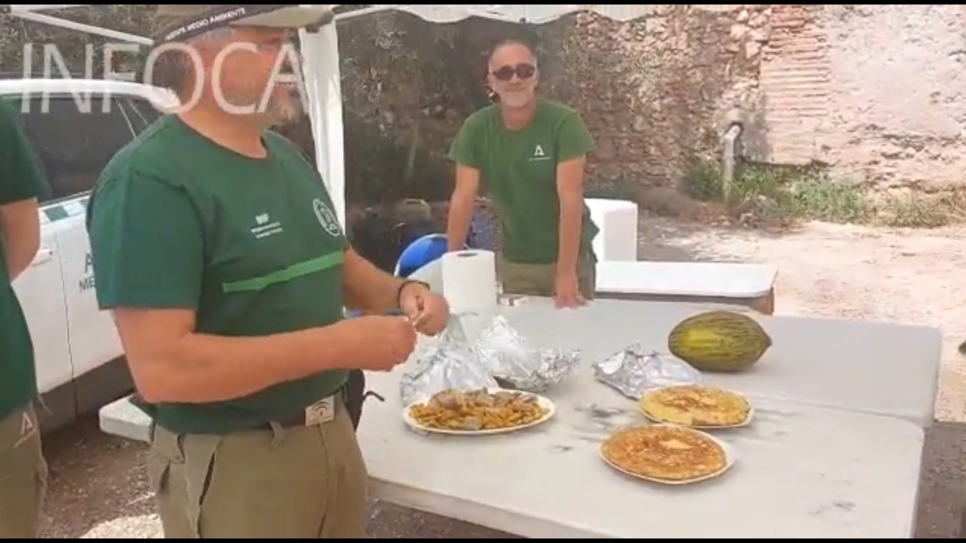 Los fectivos de Infoca, junto a comida preparada por los vecinos de Los Guájares y Albñuelas.