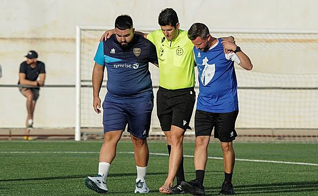 El colegiado sale del campo por lesión. Al final, terminó el partido con dolor. 