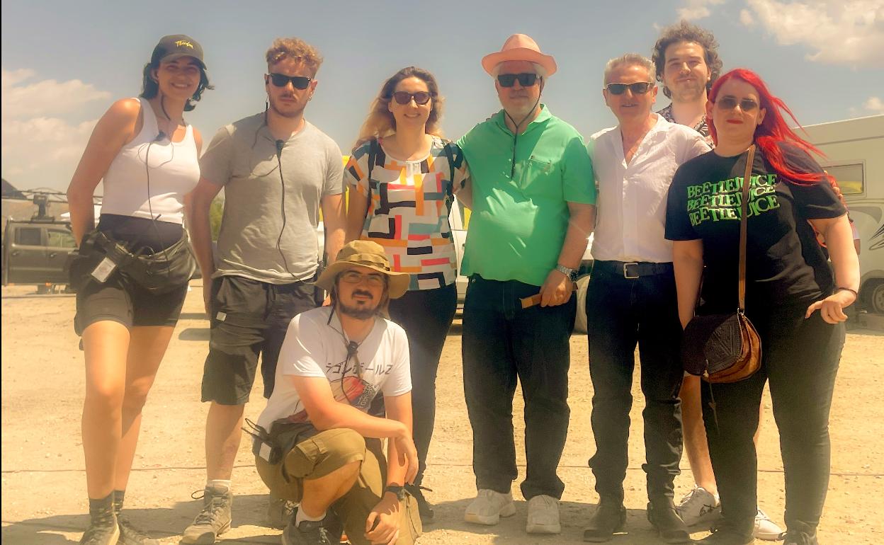 Pedro Almodóvar posa con los alumnos y profesores de la EISO que visitaron el rodaje.