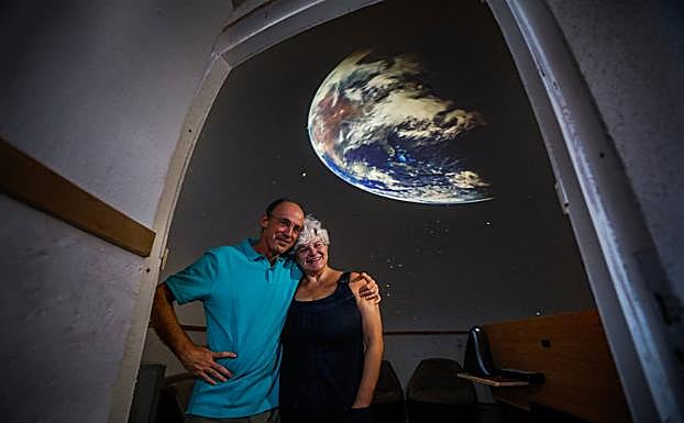 Stéphane y Flavia, en la entrada del domo-planetario. 