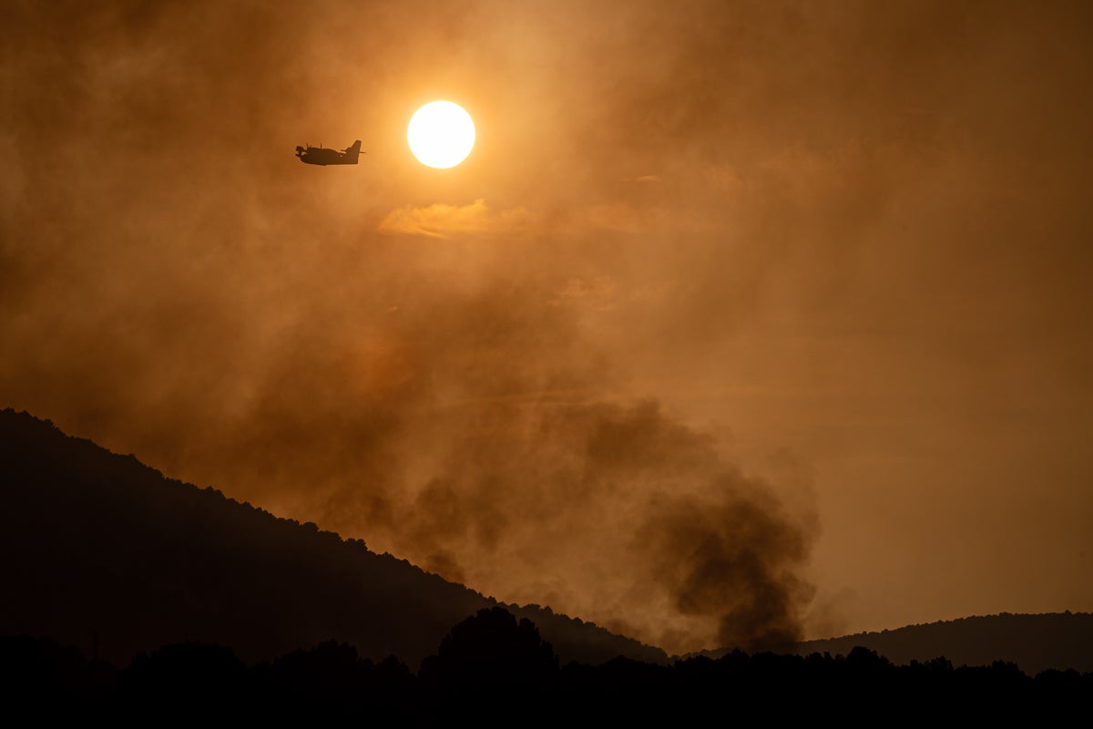 Bomberos terrestres y medios aéreos luchan contra el fuego.