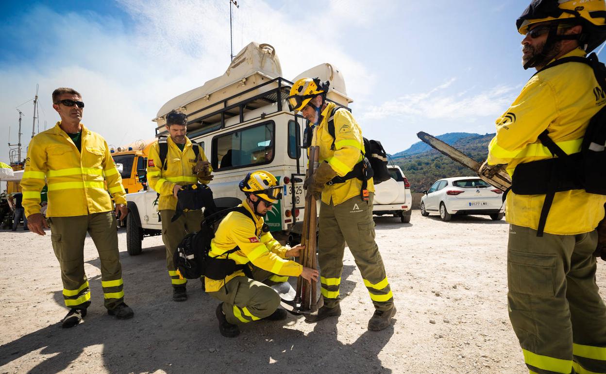 Uno de los retenes activados para combatir el incendio.