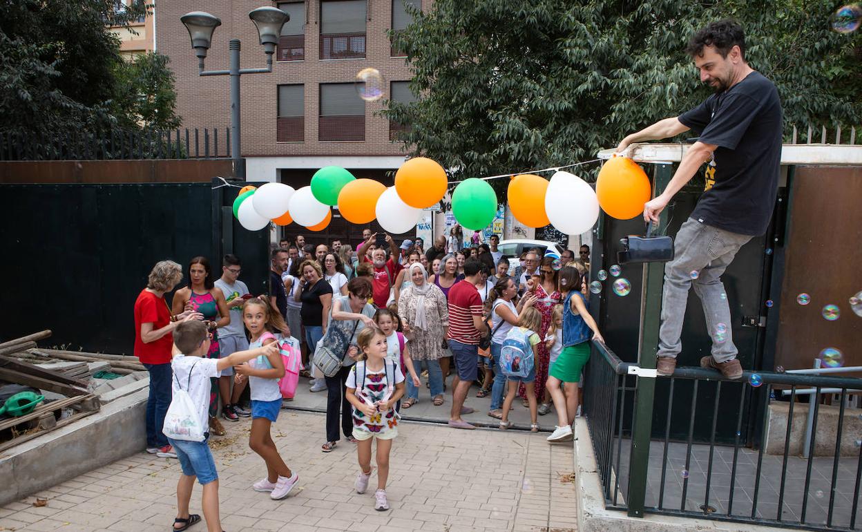 Los alumnos del colegio Fuentenueva son recibidos con globos de colores y una máquina de busrbujas