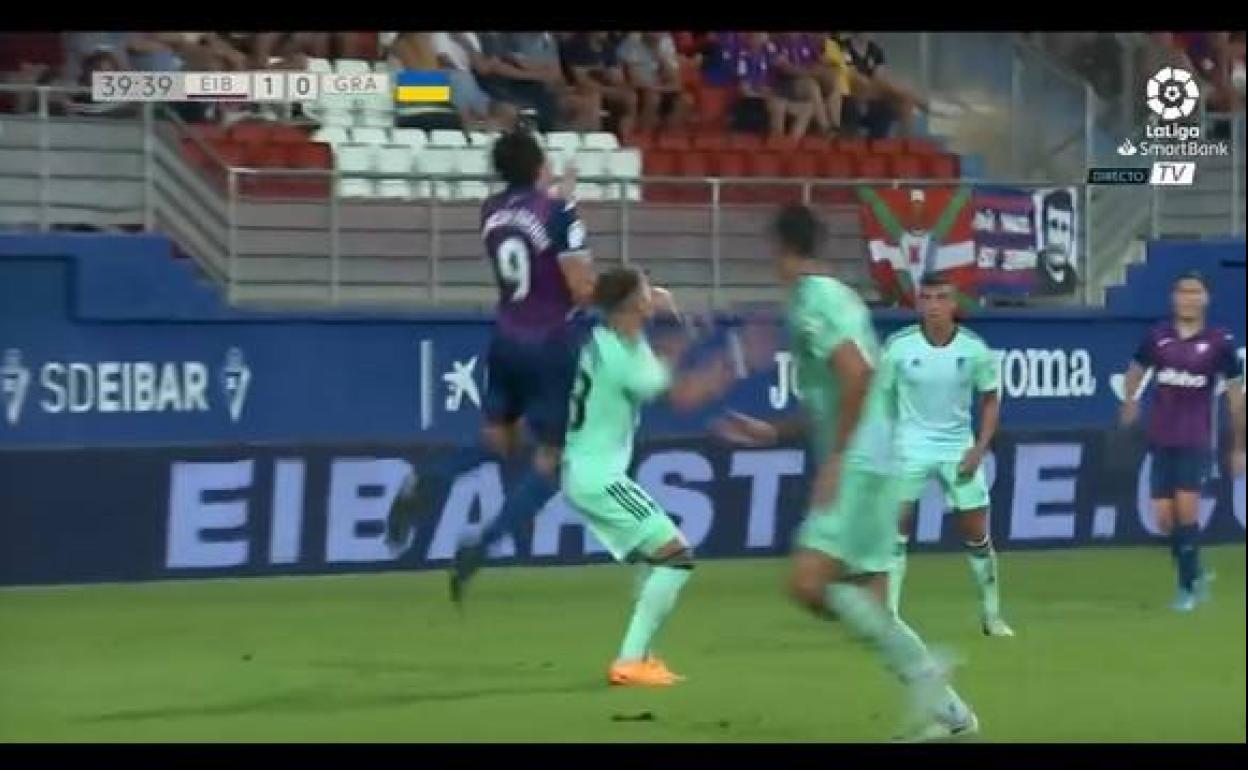 Leschuk, ya amonestado, golpea con el codo en el mentón a Petrovic. 