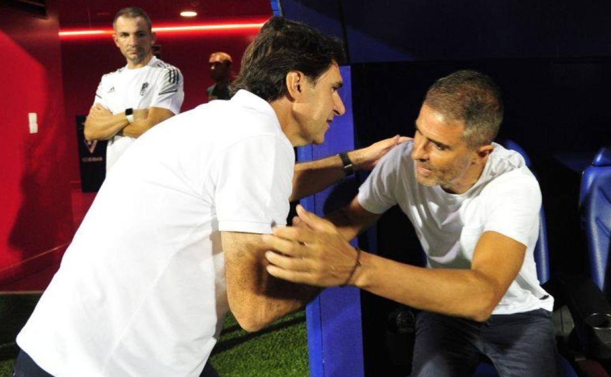 Gaizka Garitano se saluda con Aitor Karanka antes del inicio del partido. 