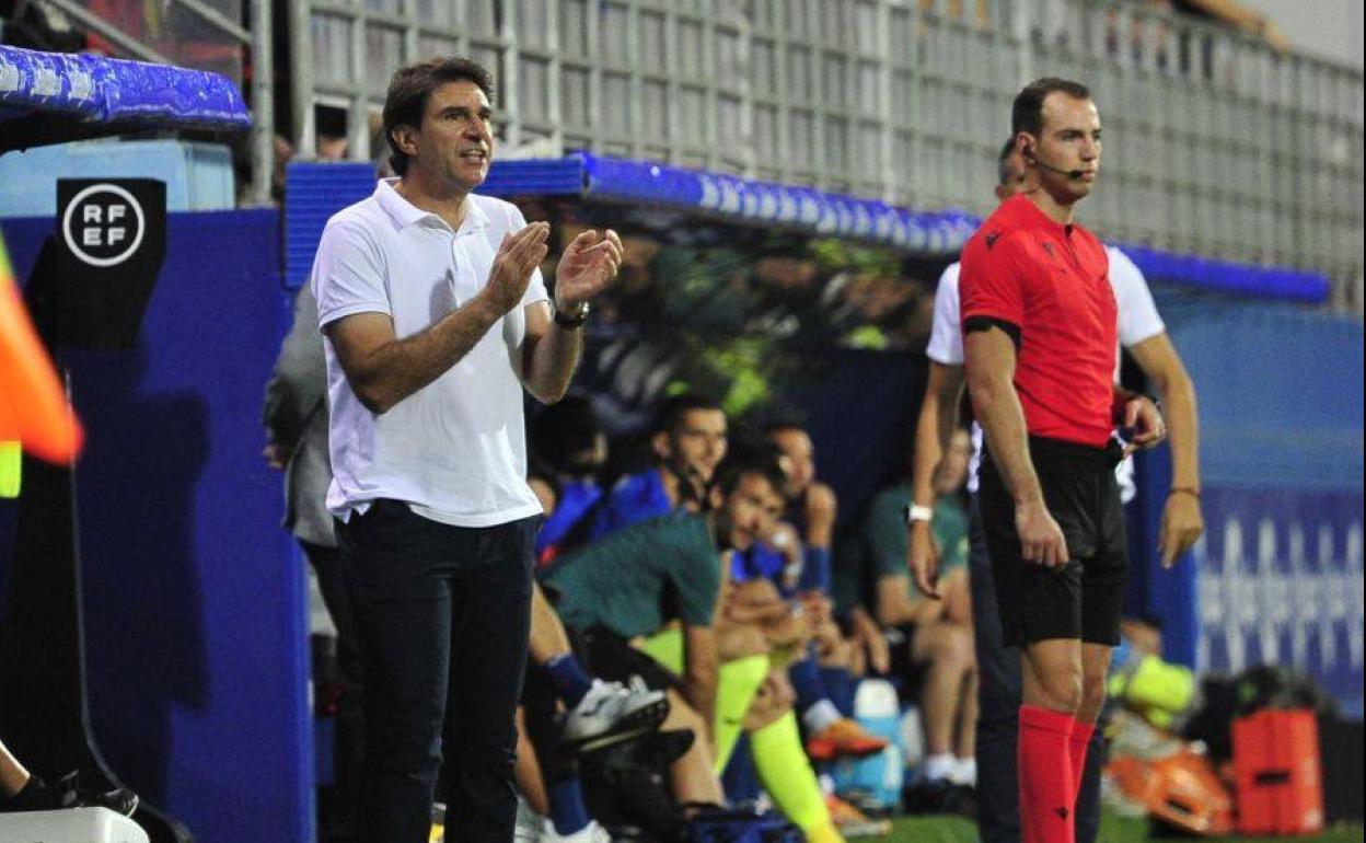 Aitor Karanka anima a sus futbolistas durante el partido en Ipurua. 