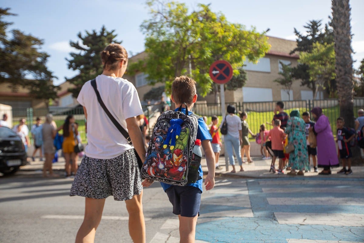 Casi 80.000 alumnos de Granada comienzan hoy las clases con una vuelta al cole tranquila