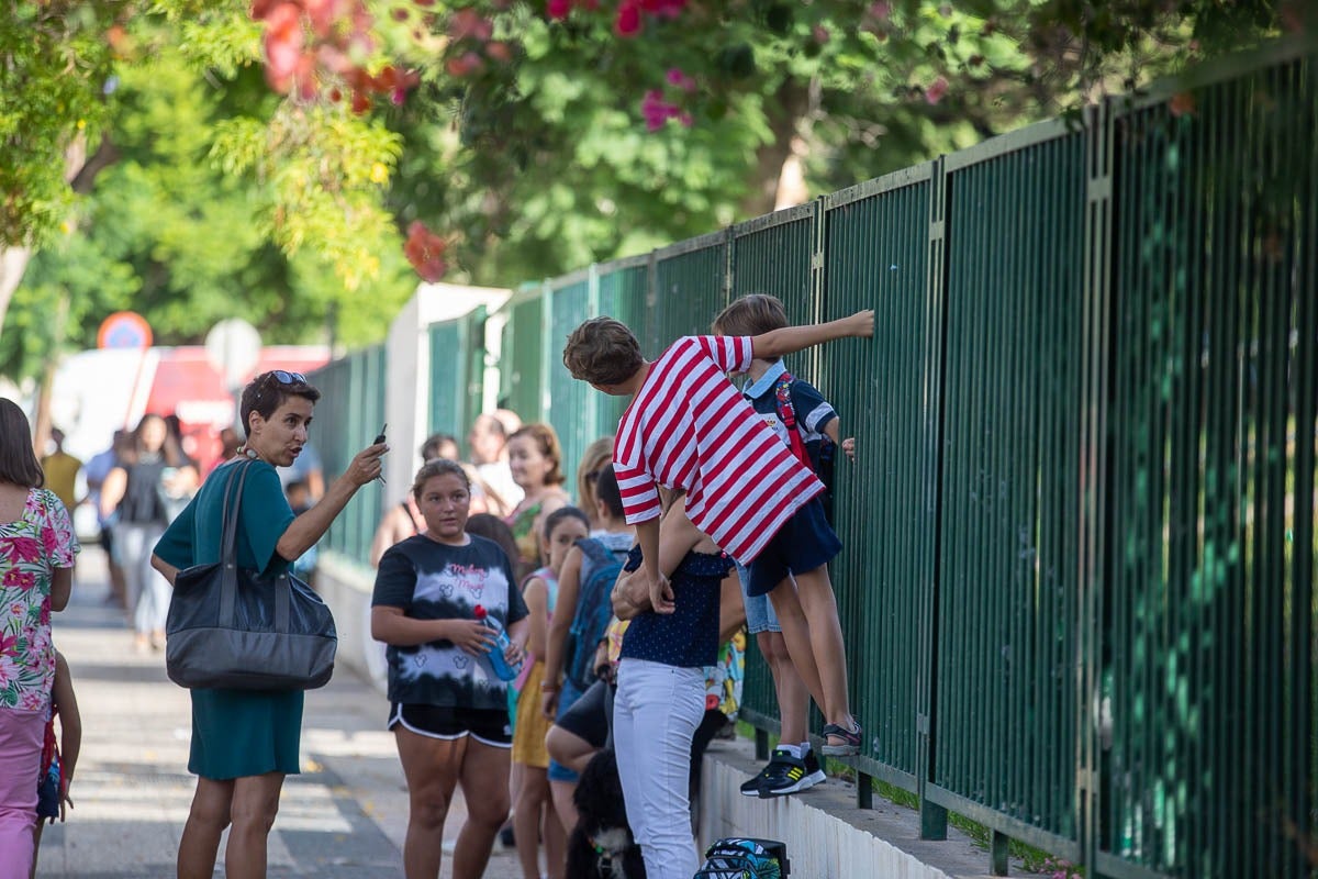 Casi 80.000 alumnos de Granada comienzan hoy las clases con una vuelta al cole tranquila