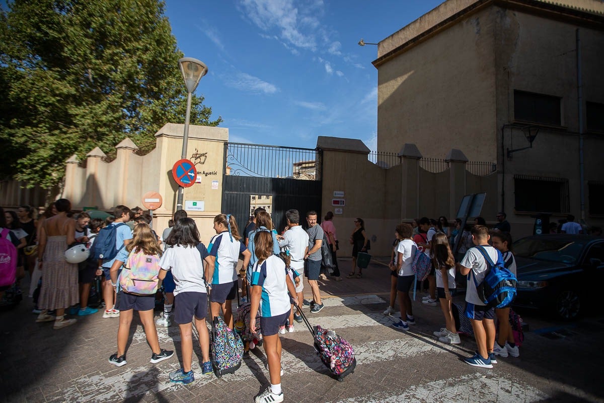 Casi 80.000 alumnos de Granada comienzan hoy las clases con una vuelta al cole tranquila