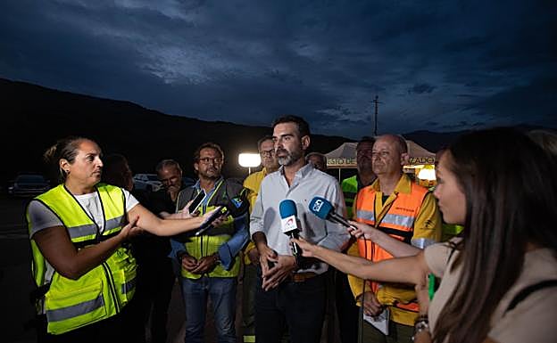 El consejero de Medio Ambiente, Ramón Fernández-Pacheco (segundo por la derecha), desde el puesto de mando del Infoca.