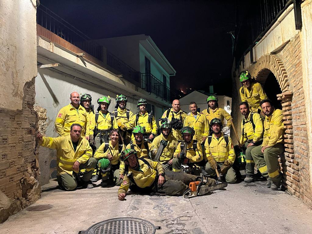 José Manuel, séptimo por la izquierda, junto al retén del Infoca con el que trabajó durante toda la noche. 