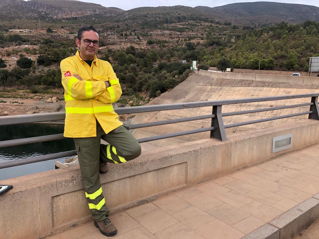 El director general de Política Forestal de la Junta de Andalucía, Giuseppe Aloisio, en la Presa de Rules, donde se ha ubicado el puesto de mando avanzado del incendio de Los Guájares en los últimos días.