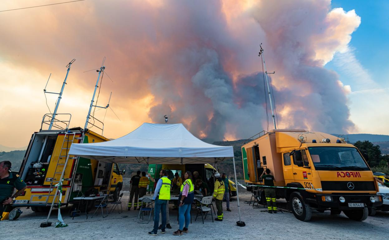 El puesto de mando avanzado del dispositivo contra el incendio de Los Guaájares. .