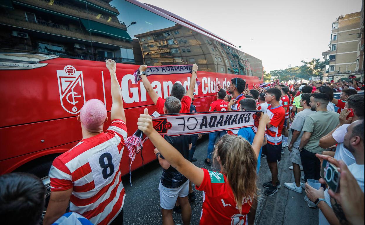 Aficionados del Granada reciben al autobús del equipo en Los Cármenes. 