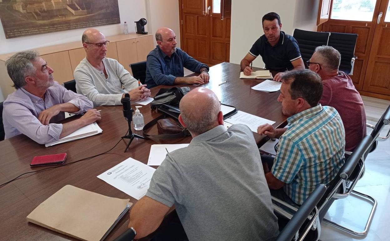 Reunión de trabajo entre el alcalde de Linares, Javier Perales, y representantes del sindicato UGT. 