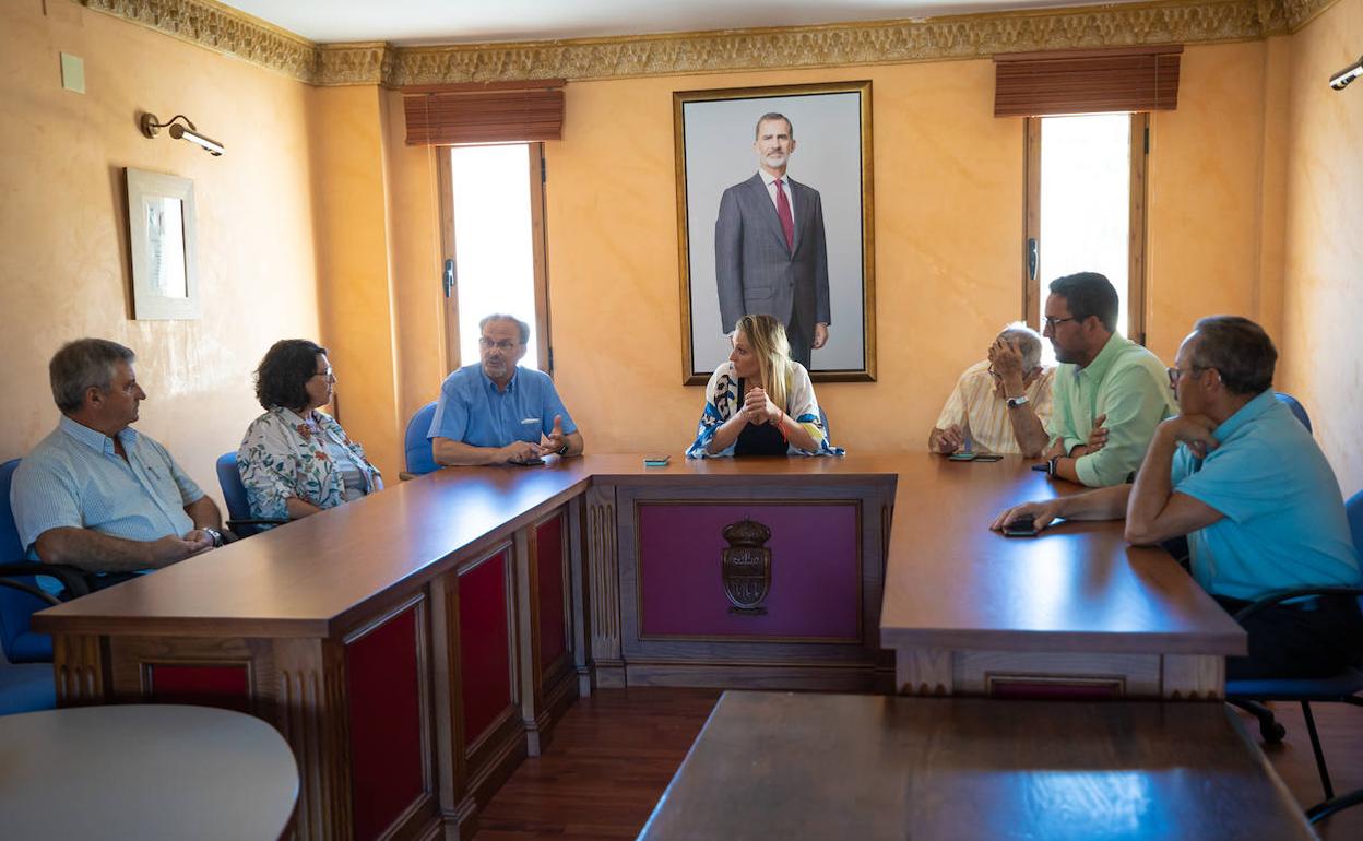 Alcaldes de la zona y representantes empreariales, en una reunión este jueves. 