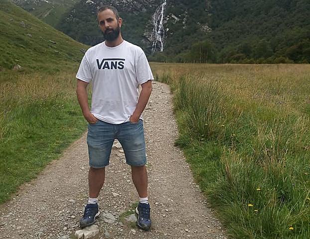 Imagen de cuerpo completo de Lorenzo Román.