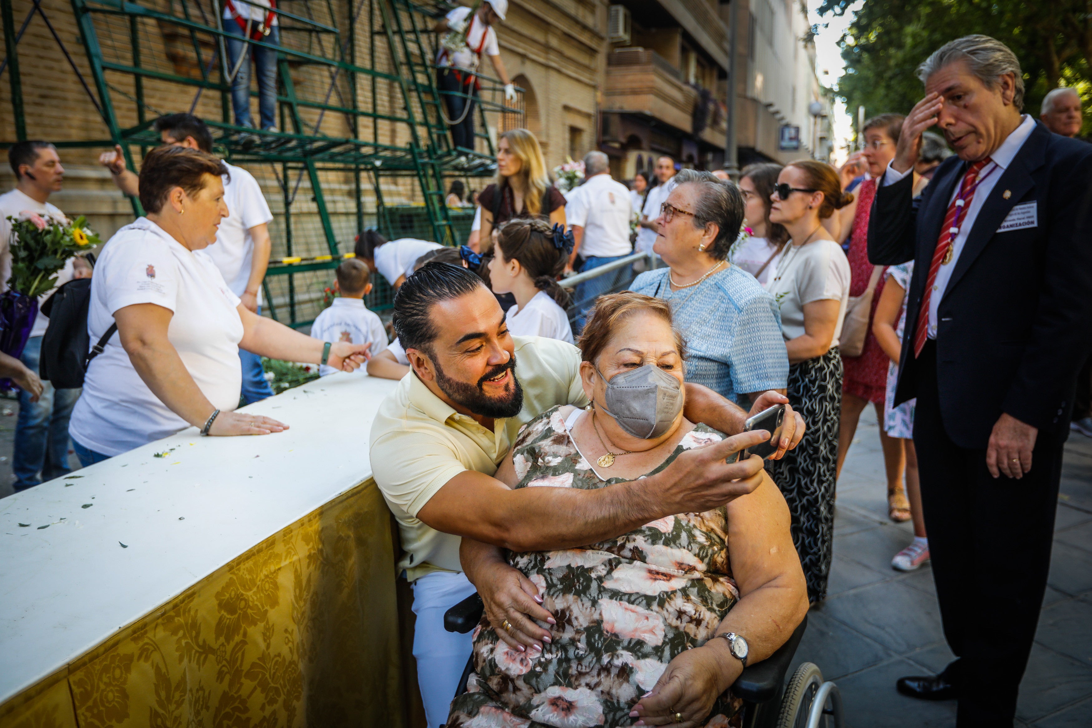 Ofrenda floral a la Virgen de las Angustias.