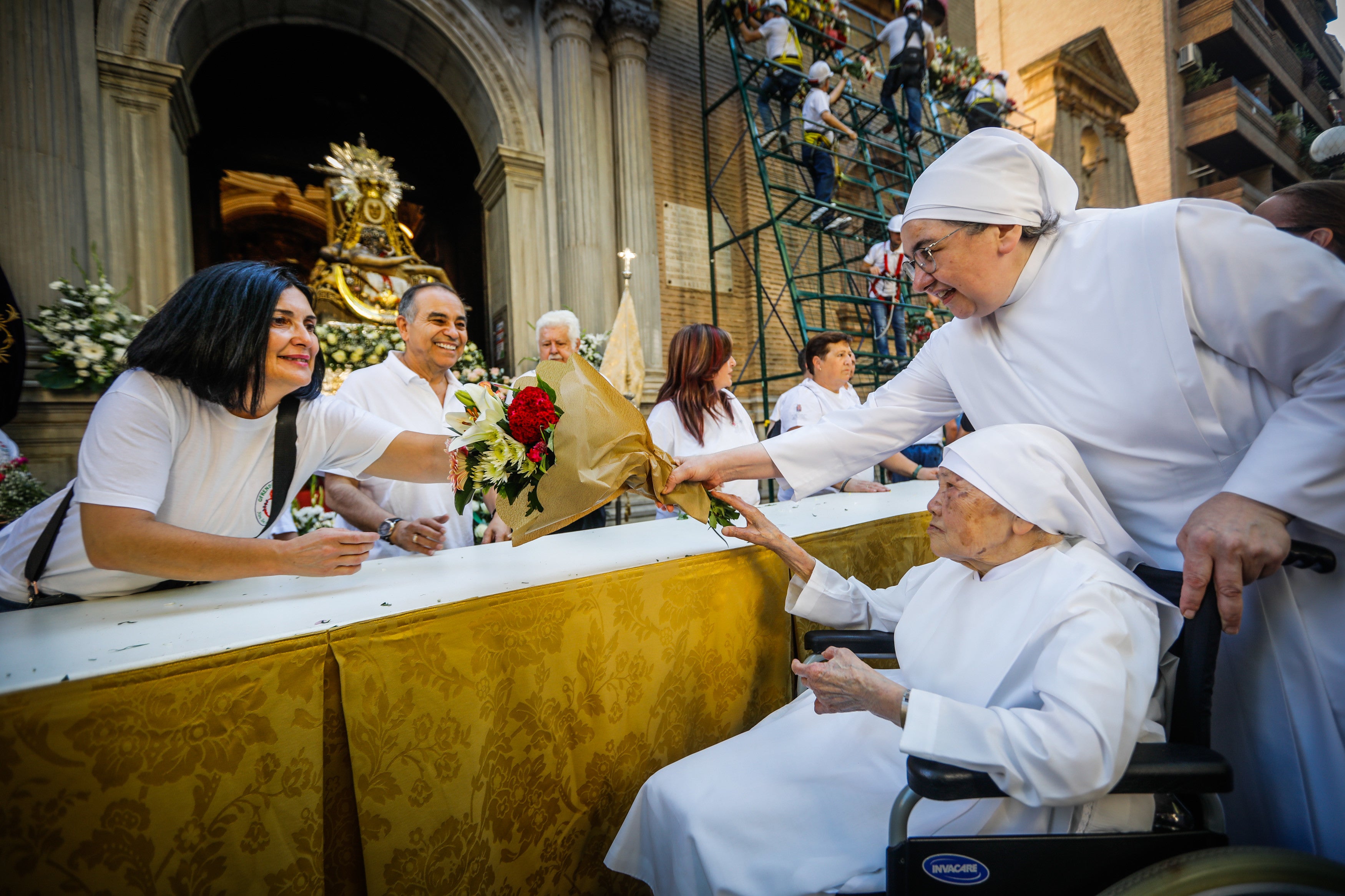 Ofrenda floral a la Virgen de las Angustias.