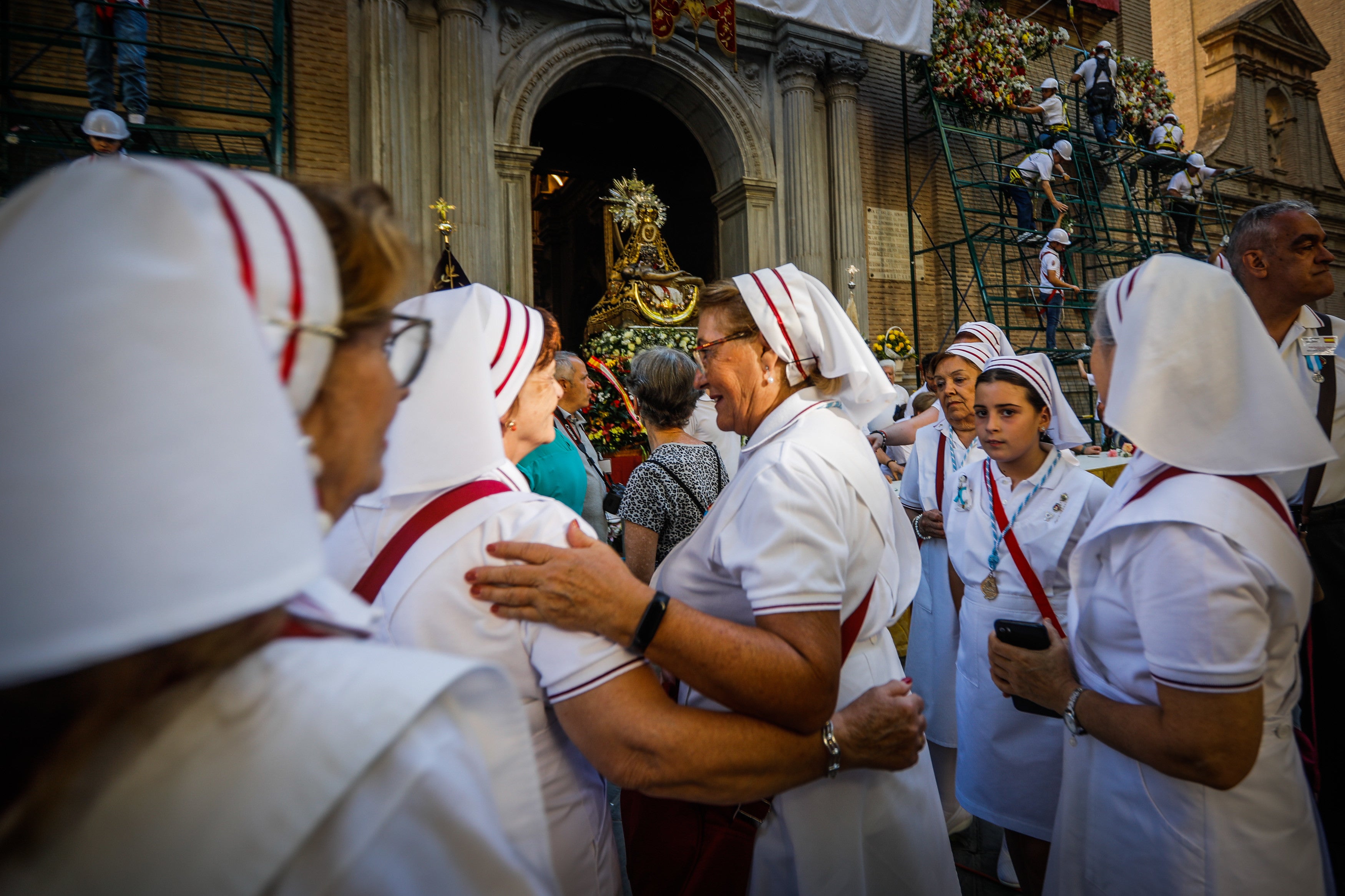 Ofrenda floral a la Virgen de las Angustias.