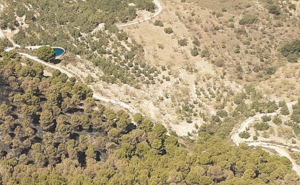 Vista aérea de una de las zonas afectadas por el incendio en Los Guájares