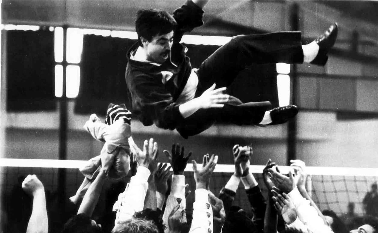 Unicaja Costa de Almería homenajea hoy a un mito, Moisés Ruiz, veinte años después de su desaparición.