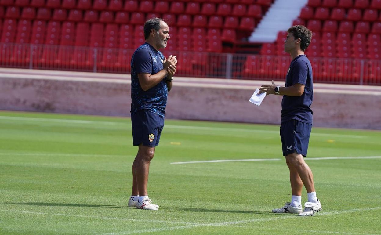 Jaume Torra y Rubi dialogan antes del inicio del entrenamiento. 